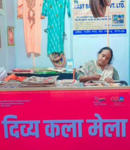 हेंडीहोप दिव्यांगजन कल्याण संघ की ममता एवं मुकेश ने वाराणसी में दिव्य कला मेला, में हुनर दिखाया