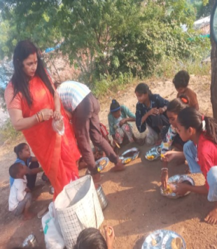 हैंडीहोप संस्था द्वारा विजयादशमी पर्व निर्धन बच्चों के साथ मनाया गया