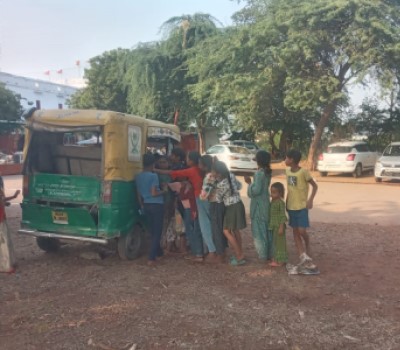 हैंडीहोप संस्था द्वारा विजयादशमी पर्व निर्धन बच्चों के साथ मनाया गया