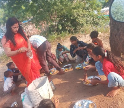 हैंडीहोप संस्था द्वारा विजयादशमी पर्व निर्धन बच्चों के साथ मनाया गया