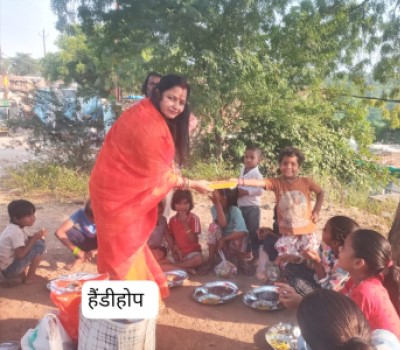 हैंडीहोप संस्था द्वारा विजयादशमी पर्व निर्धन बच्चों के साथ मनाया गया